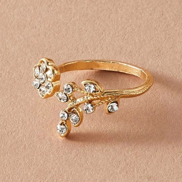 Adjustable Flower Ring 🌸 - Picture 4 of 4